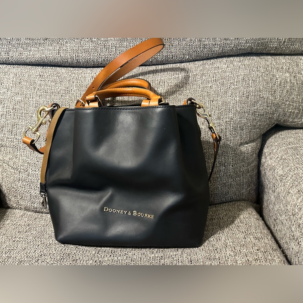 Excellent used condition Black Dooney & Bourke small Flynn